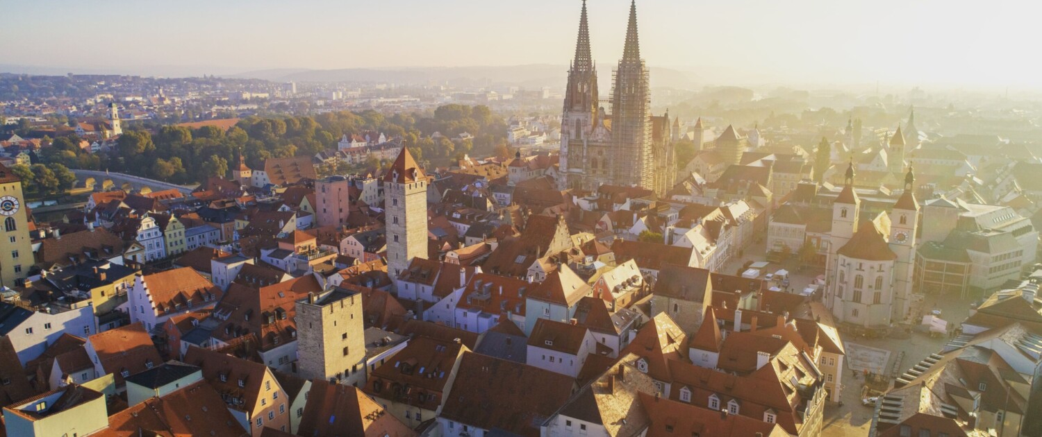 Ein Luftbild der Stadt Regensburg mit Blick über den Regensburger Dom
