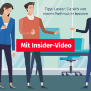 Ein Paar lässt sich von einem Immobilienmakler beraten | Preisstrategie Immobilienverkauf