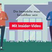 Ein Paar steht vor einem Haus | Immobiliensuchauftrag