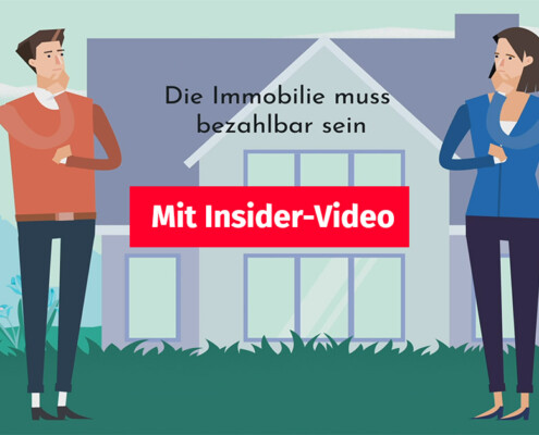 Ein Paar steht vor einem Haus | Immobiliensuchauftrag