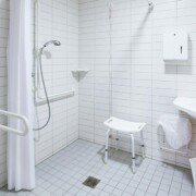 Weiß gefliestes barrierefreies Badezimmer - Barrierefreier Umbau