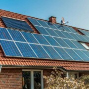 Ein Einfamilienhaus mit Photovoltaikanlage auf dem Dach | Immobilienbewertung