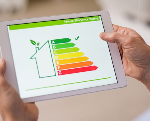 Ein Mann schaut auf ein Tablet, das die Energiebilanz seines Hauses anzeigt | Energieausweis