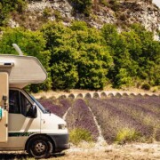 Ein Wohnmobil auf einem Feld vor einem Felsen in Südeuropa | Immobilienverrentung