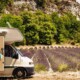 Ein Wohnmobil auf einem Feld vor einem Felsen in Südeuropa | Immobilienverrentung