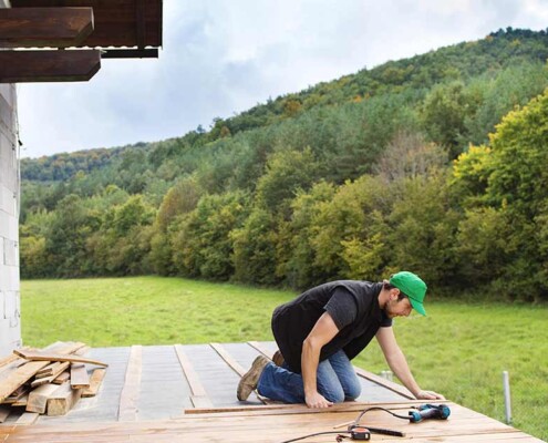 Handwerker werkelt am eigenen Haus