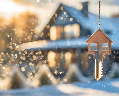 Ein verkaufsfertiges Haus in einer weihnachtlich, winterlichen Landschaft. Wohnungsschlüssel