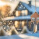 Ein verkaufsfertiges Haus in einer weihnachtlich, winterlichen Landschaft. Wohnungsschlüssel