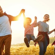 Familie mit Kindern, glücklich in der Natur
