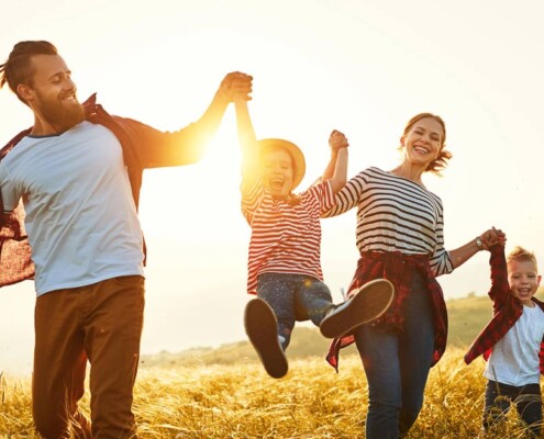 Familie mit Kindern, glücklich in der Natur