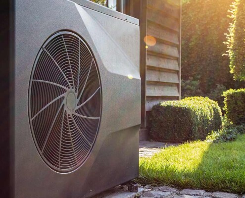 Eine Wärmepumpe im Garten einer Immobilie | Immobilienbewertung