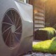 Eine Wärmepumpe im Garten einer Immobilie | Immobilienbewertung