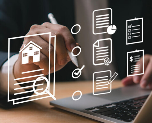 Ein Immobilienkaufinteressent geht an seinem Laptop seine Checkliste für den Immobilienverkauf durch | Checkliste Immobilienkauf