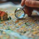 Eine gemalte Karte einer Stadt mit einem Hausmodell darauf