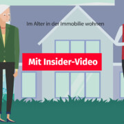 Ein altes Paar überlegt vor einem Haus, was aus ihrer Immobilie im Alter werden soll
