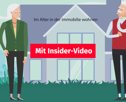 Ein altes Paar überlegt vor einem Haus, was aus ihrer Immobilie im Alter werden soll