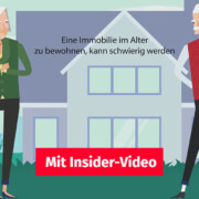 Zeichnung zum Thema Wohnen im Alter: Senioren stehen vor ihrem Haus und überlegen, ob sie zu ihren Kindern ziehen.