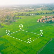 Luftaufnahme von Land und Positionierungspunktbereich