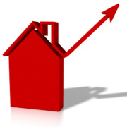 rotes 3D-Haus mit einem Pfeil der nach oben geht. Damit werden die steigenden Zinsen für Kreditnehmer symbolisiert.
