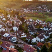 die Draufsicht auf ein Meer von deutschen Einfamilienhäusern, welche den Immobilienmarkt symbolisieren sollen