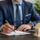 Business Mann unterschreibt Dokument