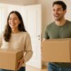 Ein glückliches Paar zieht in die Traumimmobilie ein, die es ohne Eigenkapital gekauft hat | Immobilienkauf