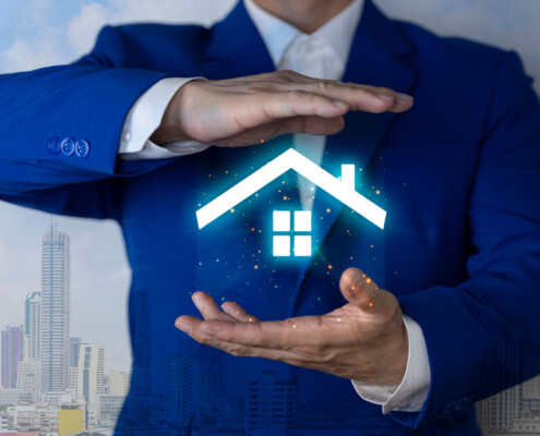 ein Makler hält ein digitales Haus aus Licht in den Händen