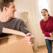 zwei junge Menschen beim EInzug oder Umzug