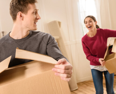 zwei junge Menschen beim EInzug oder Umzug