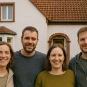 Geschwister vor Erbimmobilie