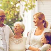 Wohnen im Alter Eine glückliche Familie, die wegen eines Pflegefalls eine Lösung für die Immobilie gefunden hat | Wohnen im Alter