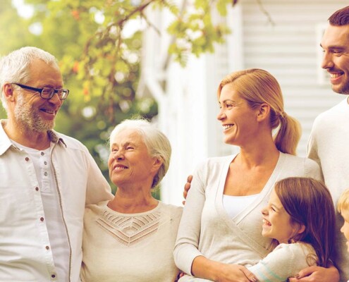 Eine glückliche Familie, die wegen eines Pflegefalls eine Lösung für die Immobilie gefunden hat | Wohnen im Alter