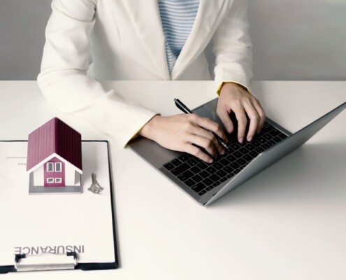 Makler tippt in Laptop