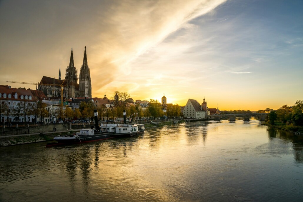 Regensburger Altstadt mit Dom an der Donau im Abendlicht