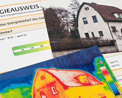 Ein Energieausweis liegt neben zwei Bildern von Häusern. Das eine ist ein realistisches Foto, das andere stellt das Gebäude als Wärmebild dar.