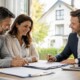 Beratungsgespräch zur Versicherung beim Hauskauf mit einem Paar und einem Immobilienexperte.